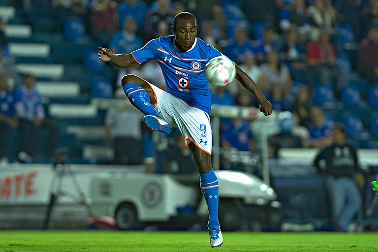 Joffre Guerron controlando el balón 