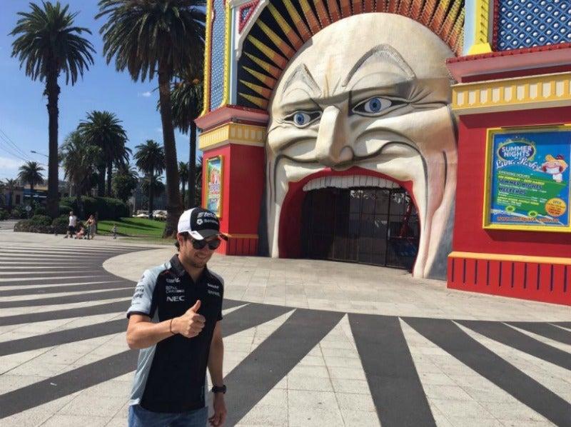 Checo Pérez posa para una foto en el Luna Park