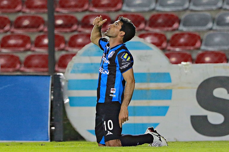 Naelson Sinha celebrando en el Estadio La Corregidora 