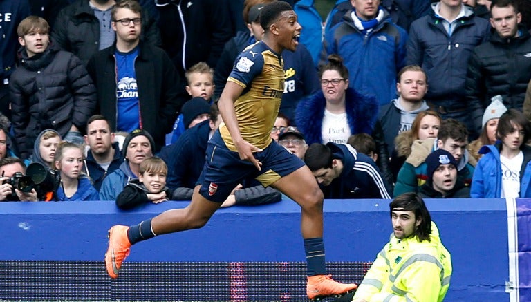 Iwobi corre eufórico para festejar su gol