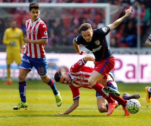 Álvarez intenta evitar la salida de Ñíguez con balón controlado