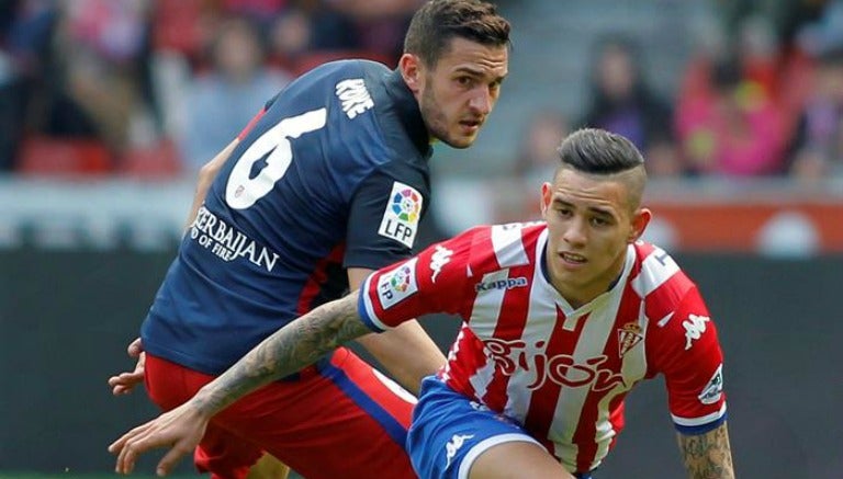 Koke intenta frenar a un jugador del Sporting