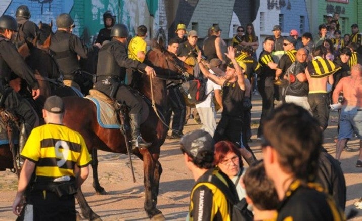 Seguidores de Peñarol se enfrentan a la policía