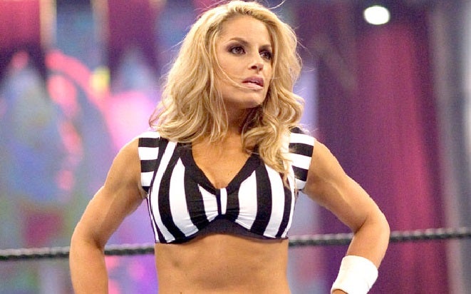 Trish Stratus funje como referee sobre el encordado