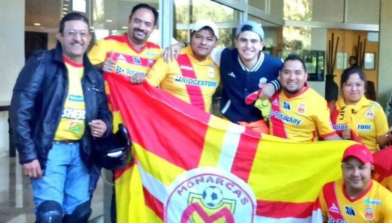 Aficionados de Monarcas previo a un partido