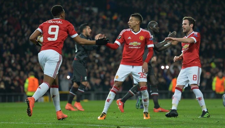 Jugadores del United festejan un gol en Europa League