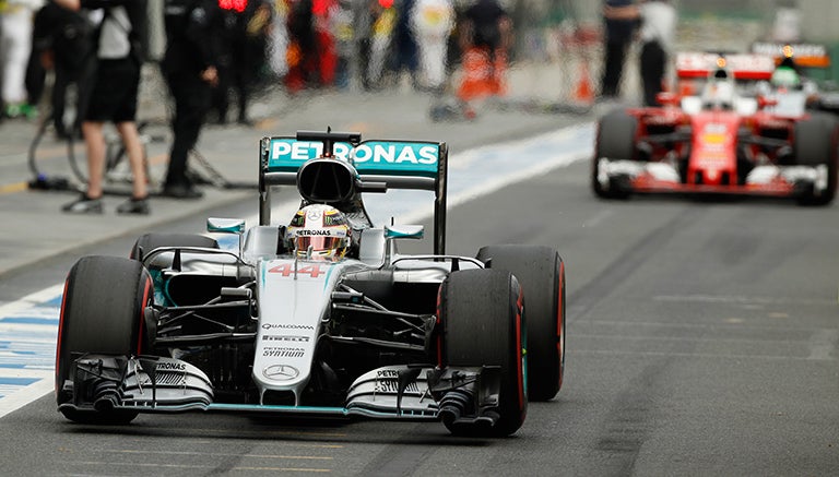 Lewis Hamilton, atravesando el pit lane durante las qualys en el GP de Australia