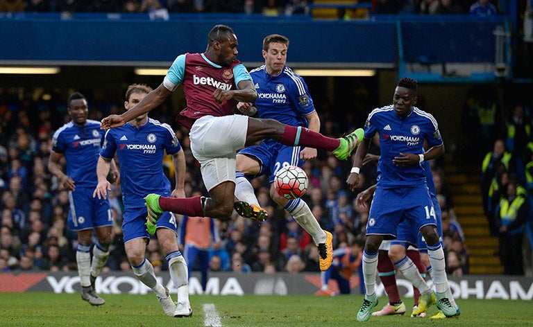 Michail Antonio compite por el balón contra César Azpilicueta