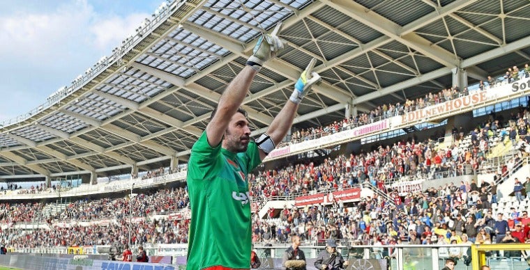 Buffon celebra la victoria de la Juve con el público