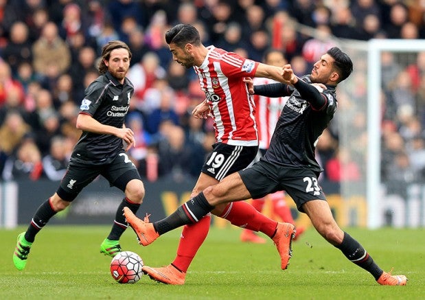 Graziano Pelle y Emre Can luchando por el balón en el juego entre Southampton y Liverpool