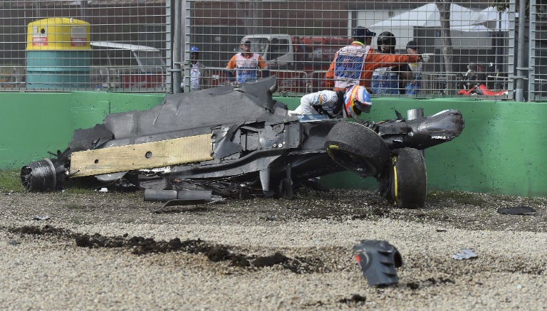 Fernando Alonso saliendo de su monoplaza tras el accidente