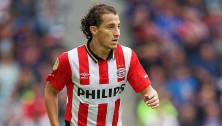 Andrés Guardado, disputando un partido con el PSV 