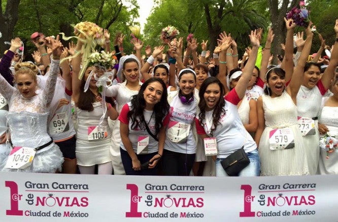 Novias antes del inicio de la primer Carrera de Novias en la CDMX 