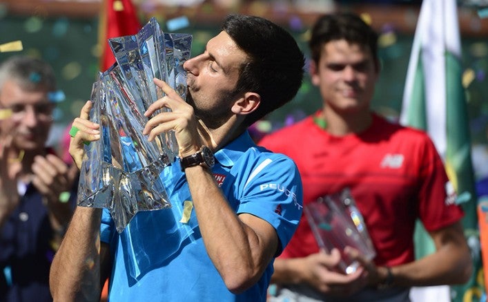 Novak Djokovic besando su trofeo de Indian Wells