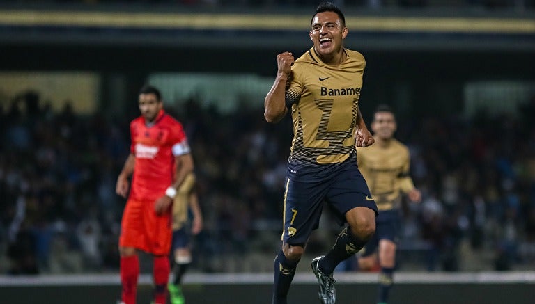 Javier Cortés celebrando su golazo en CU