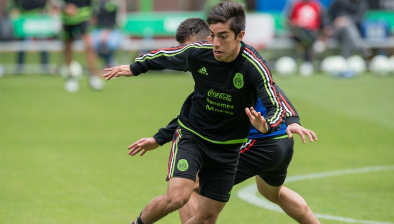 Pizarro conduce el balón en entrenamiento del Tri