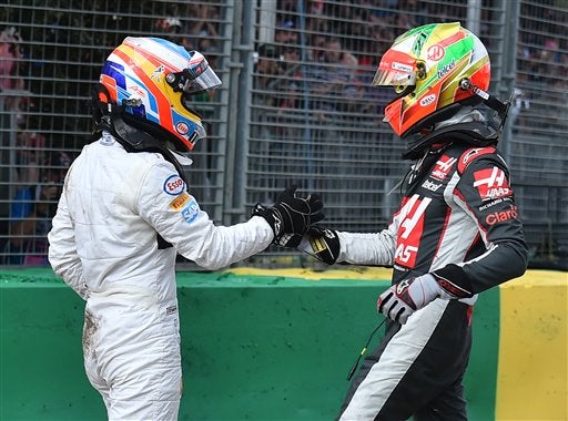 Guti y Alonso se dan la mano tras brutal choque en GP de Australia