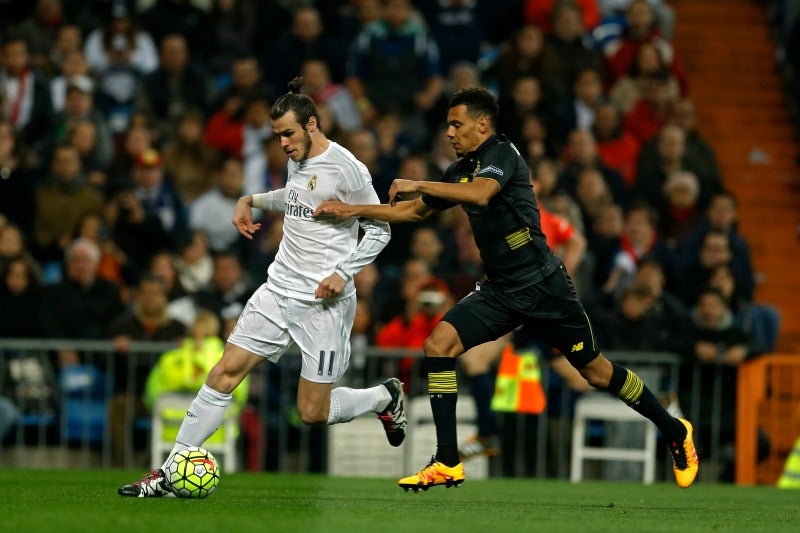 Bale pelea un balón frente al Sevilla