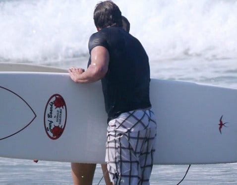 Brady y su mujer se besan en la playa