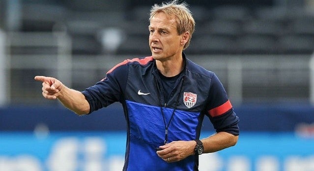 Klinsmann da indicaciones a sus dirigidos en una práctica