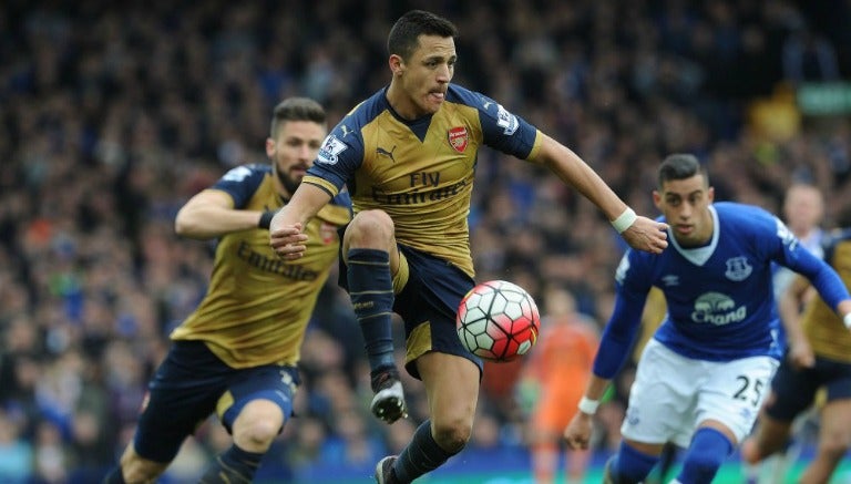 Alexis Sánchez toca un balón en un partido del Arsenal 