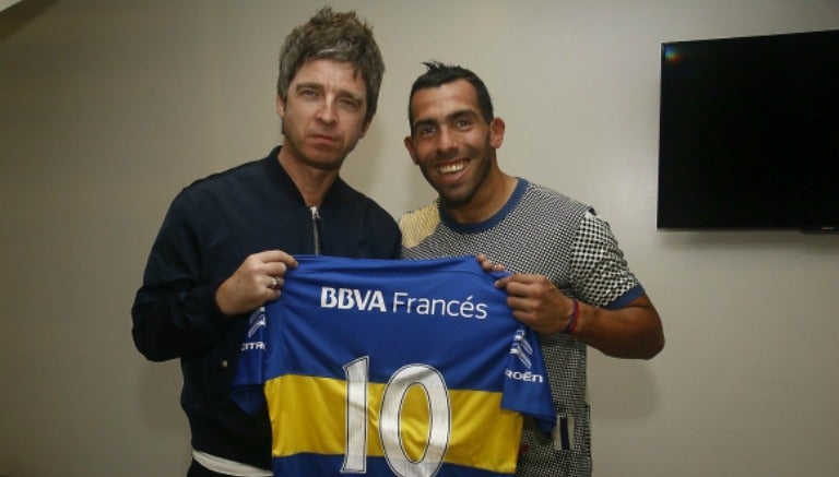 Gallagher posa con Tévez, recibiendo una playera de Boca 