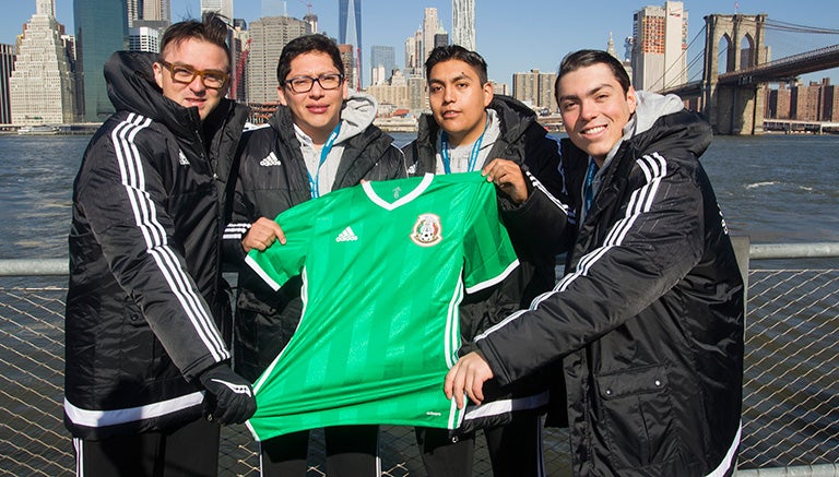 Los mexicanos, luciendo el jersey del Tri previo a iniciar el torneo