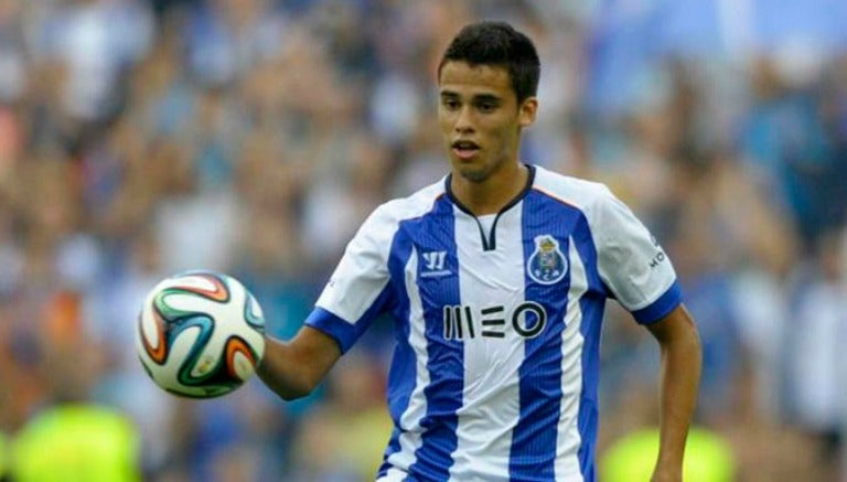 Diego Reyes controla un balón vistiendo la playera del Porto