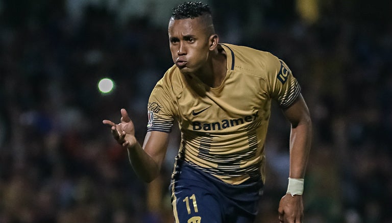 Fidel Martínez festeja tras marcar con Pumas