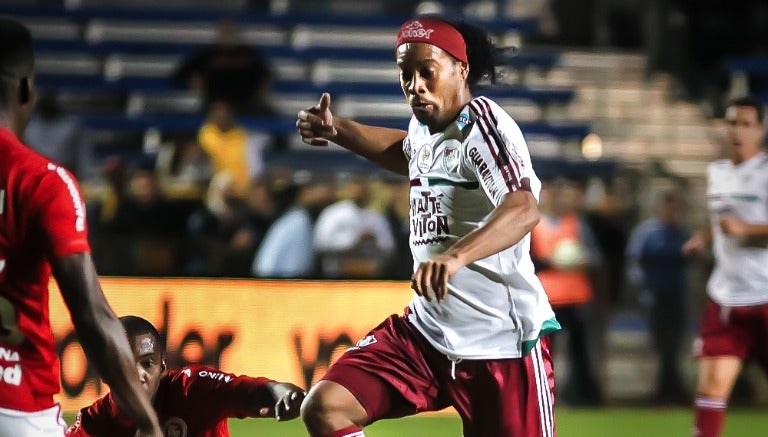 Dinho durante un partido del Fluminense