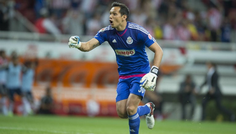 Rodolfo Cota celebra un gol de Chivas