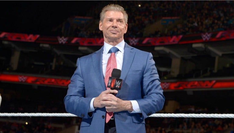 Vince McMahon durante el anuncio en Raw