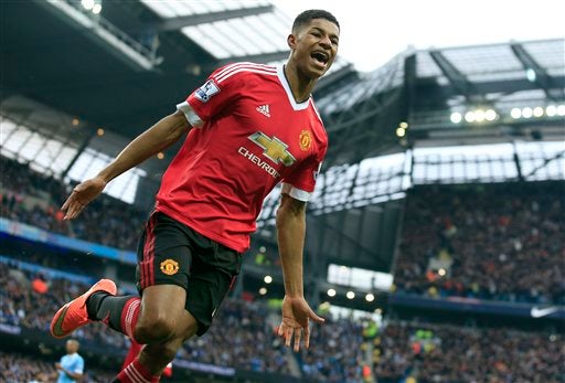 Rashford festeja el gol de la victoria en el derbi de Manchester