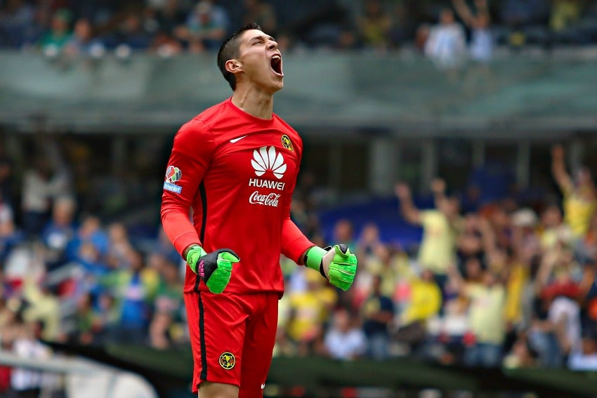 El arquero de las Águilas celebra un gol en el Azteca