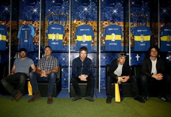 Los High Flying Birds posan en el vestidor de Boca