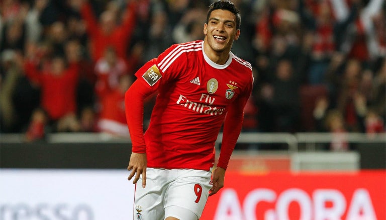 Raúl Jiménez festeja un gol con el Benfica