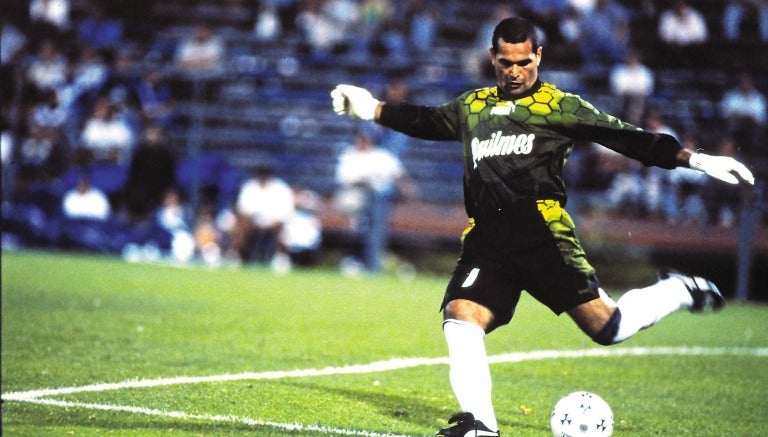 Chilavert a punto de hacer un despeje