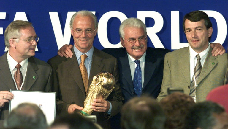 Beckenbauer sostiene la Copa del Mundo