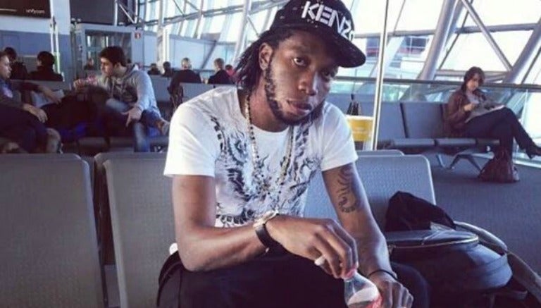 Mbokani posa en el aeropuerto de Bruselas, previo a los atentados