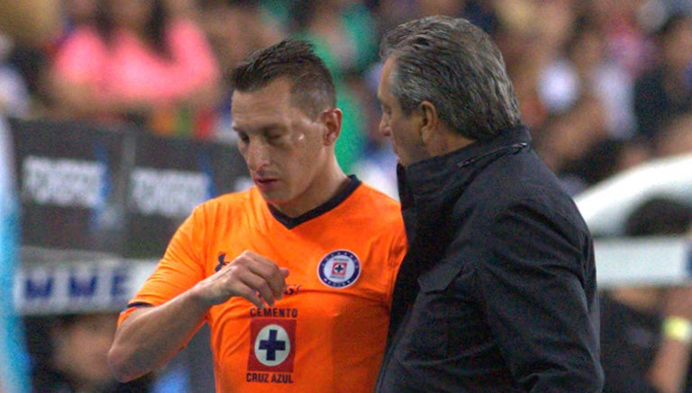 Tomás Boy platica con el Chaco tras sacarlo del juego contra Atlas