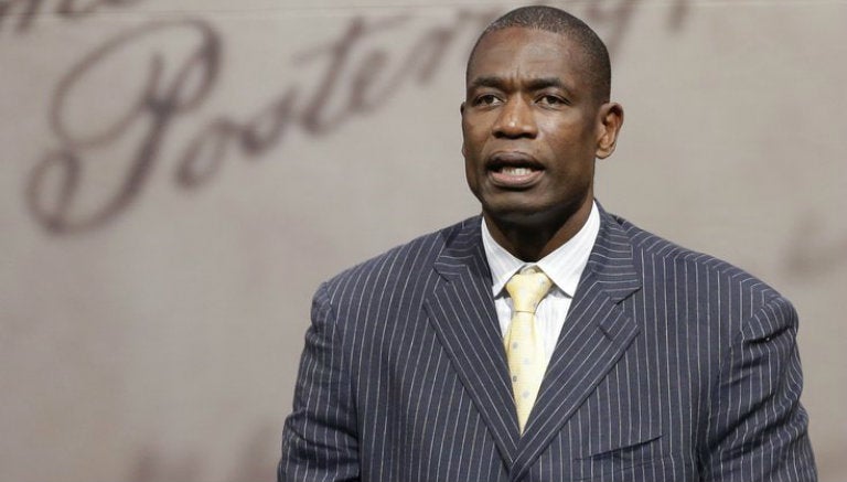 Dikembe Mutombo durante una ceremonia