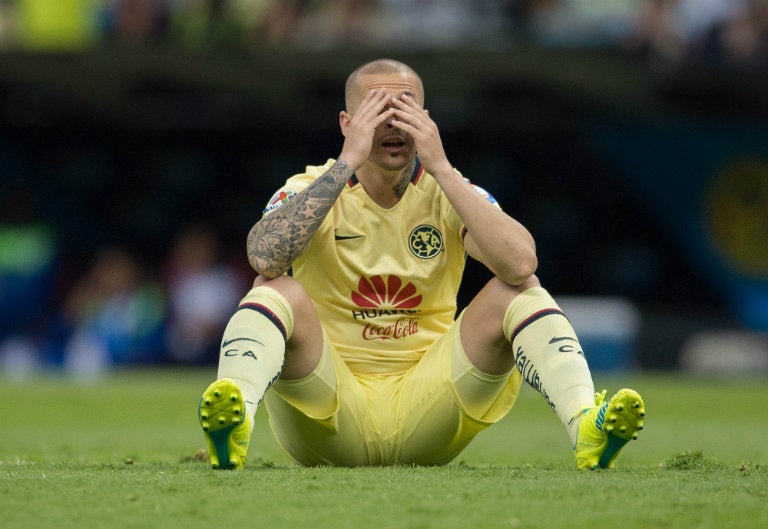 Bendetto, en el césped durante partido del América