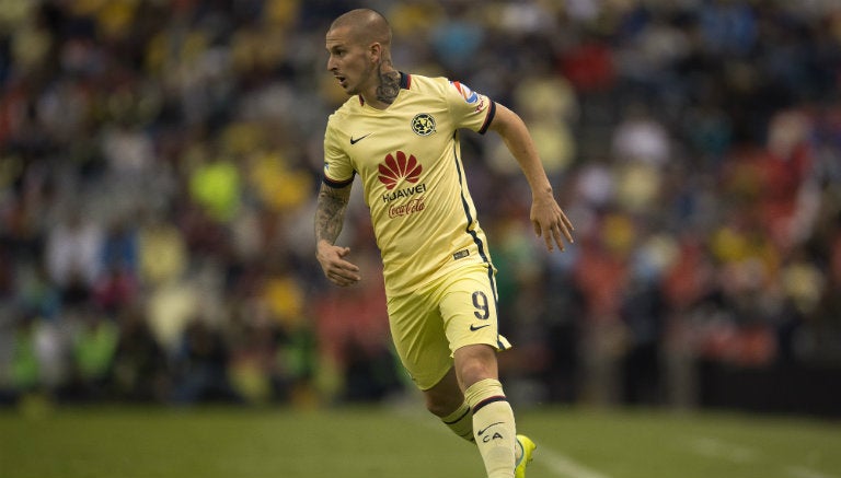 Bendetto conduce el balón en el Estadio Azteca