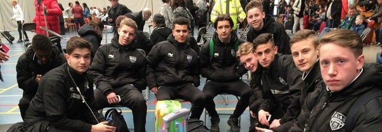 Jugadores juveniles del KAS Eupen posan en una foto