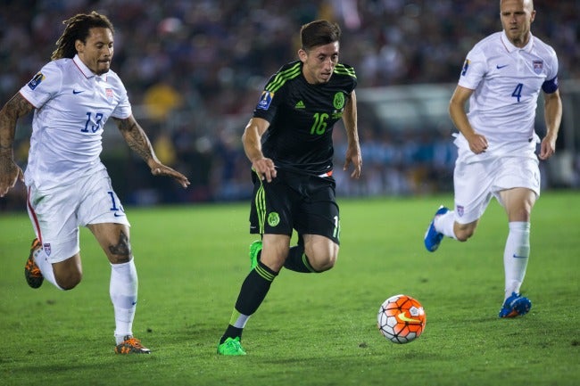 Héctor Herrera disputando un duelo con el Tri