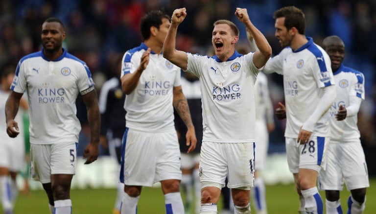 Jugadores del Leicester celebran tras apretado triunfo sobre Crystal Palace