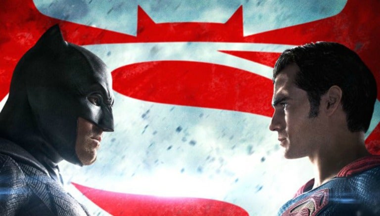 En el cartel aparecen 'cara a cara' Batman y Superman con una actitud retadora 