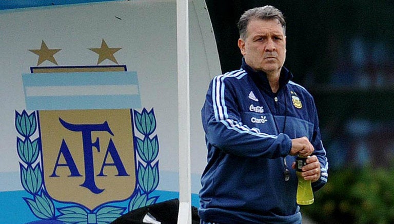 Gerardo Martino observa entrenamiento de Argentina