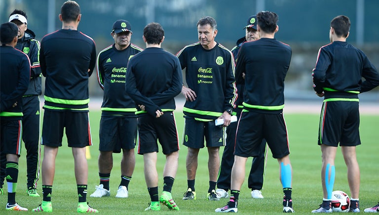 Osorio habla con sus jugadores previo a práctica del Tri