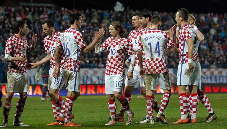 Jugadores de Croacia celebran el segundo gol contra Israel 